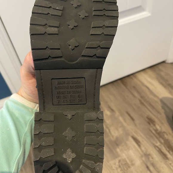 American Eagle women’s grey zippered boots - Picture 6 of 7